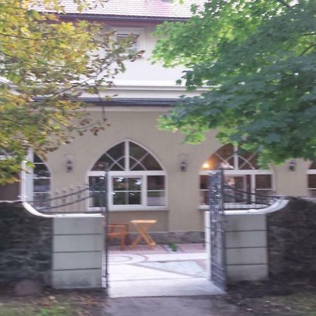 Apartament Dzierzoniowアパートメント エクステリア 写真
